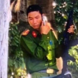 Vietnam: Suspect robbing gold shop with a gun wearing a police uniform and carrying AK gun